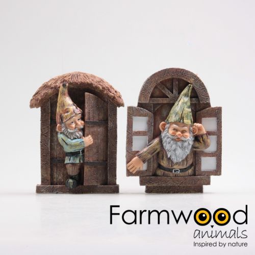 Tuinbeeld Tuinkabouter kijkt uit deur/raam | bont | 20 x 15 cm