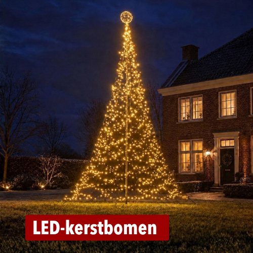 LED-kerstbomen: Verlichte LED-kerstboom met warmwit licht in de tuin voor een bakstenen huis – LED-kerstbomen